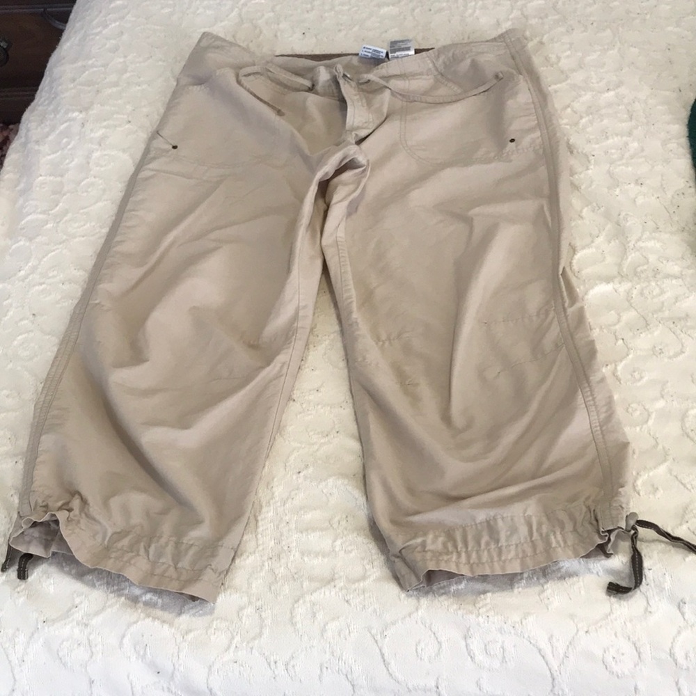 Columbia hiking pants Large. 70% Cotton. Tan.